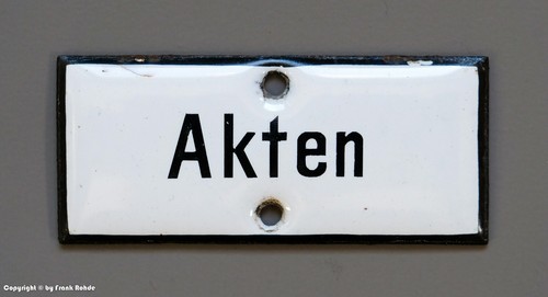 Kleines emailschild akten - -,